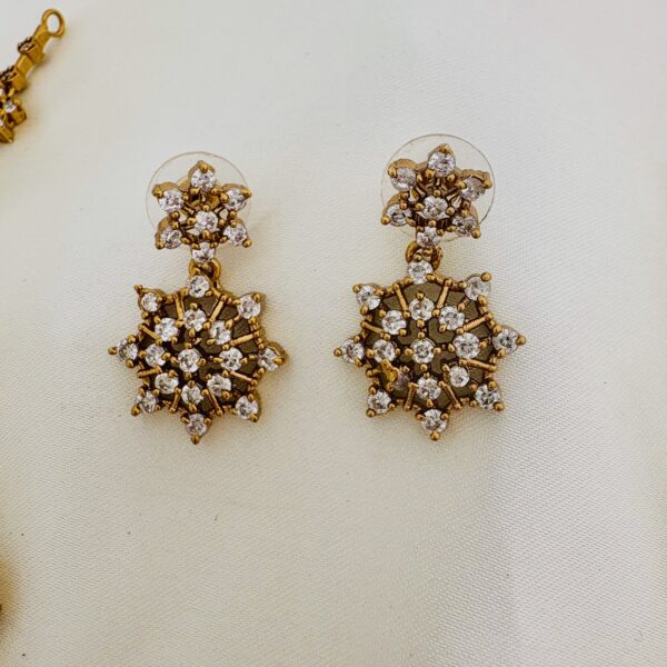 AD Floral Starburst Necklace Set - Image 4