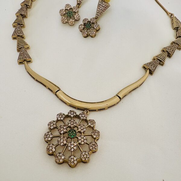 Elegant Floral AD Necklace Set with Green Accents - Image 2