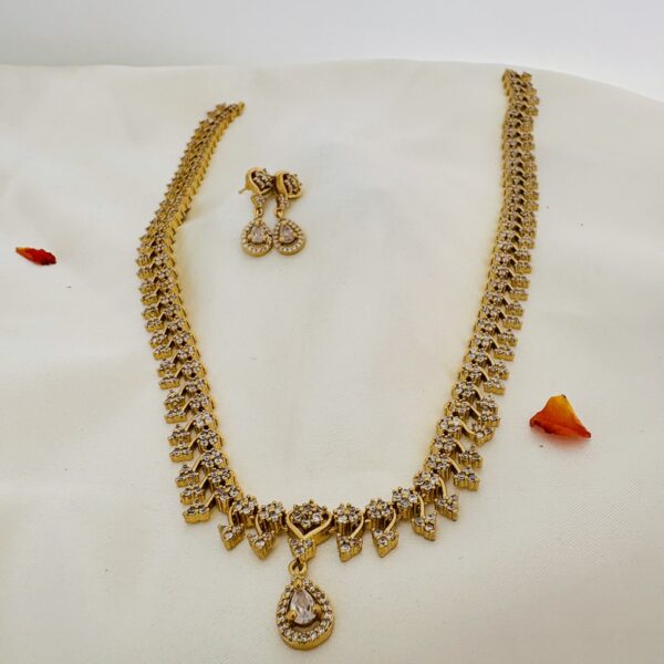 AD Arrow Bloom Pendant Necklace Set - Image 2