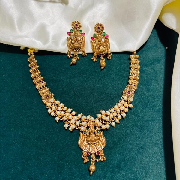 Lakshmi Beads Cluster Short Necklace